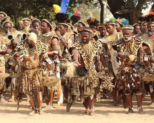 Groupe de personnes vêtues de tenues traditionnelles lors d’un rassemblement culturel, Danseurs Shembe.